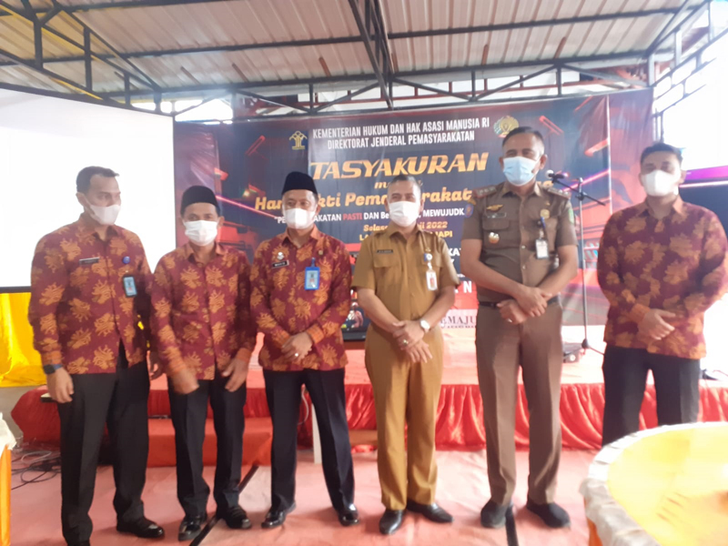 Kalapas Bagansiapiapi Wachid Wibowo dan sejumlah kasi foto bersama dengan Asisten III Setdakab Rohil Ali Asfar usai mengikuti secara virtual kegiatan tasyakuran Hari Bhakti Pemasyarakatan (HBP) ke-58, dari Lapas Kelas II A Bagansiapiapi, Selasa (26/4/2022